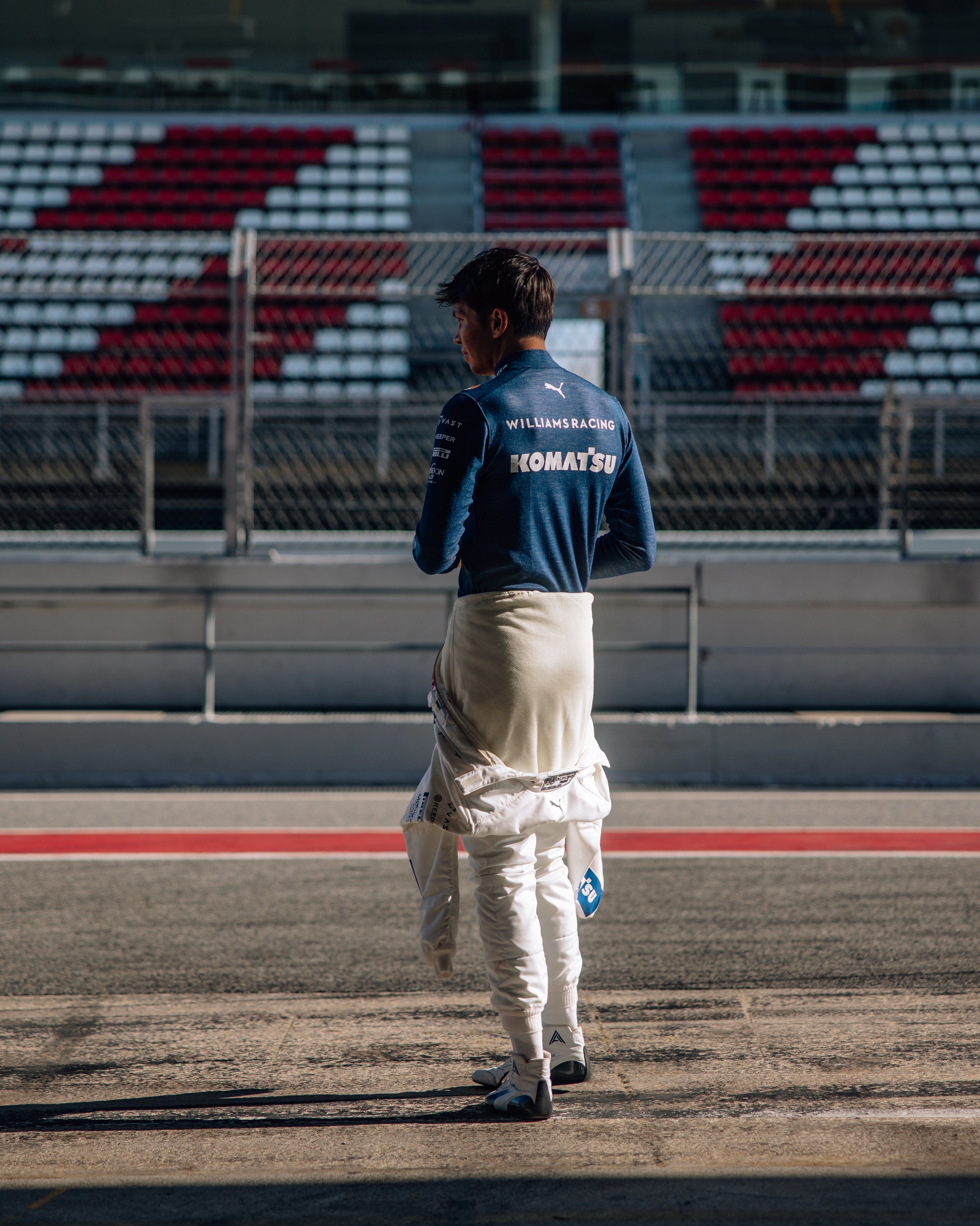 A quick stroll to the pit wall...