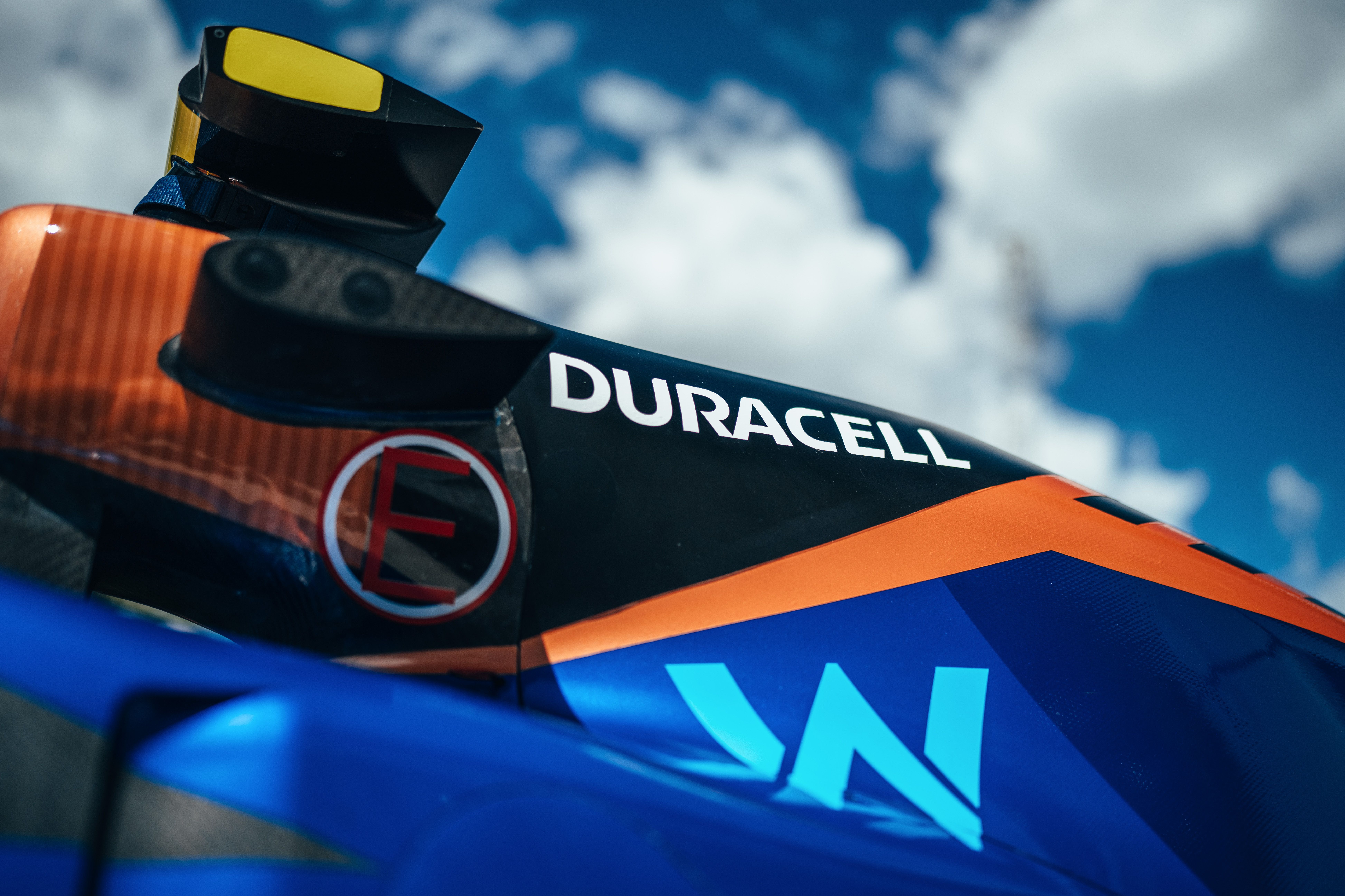Speaking of Duracell, the battery-inspired roll-hoop returned to the FW44