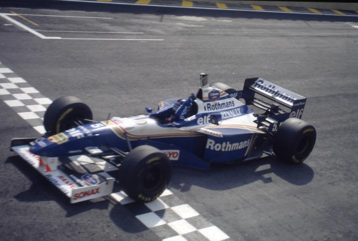 Damon Hill crosses the line in P1 at the 1996 Brazilian Grand Prix