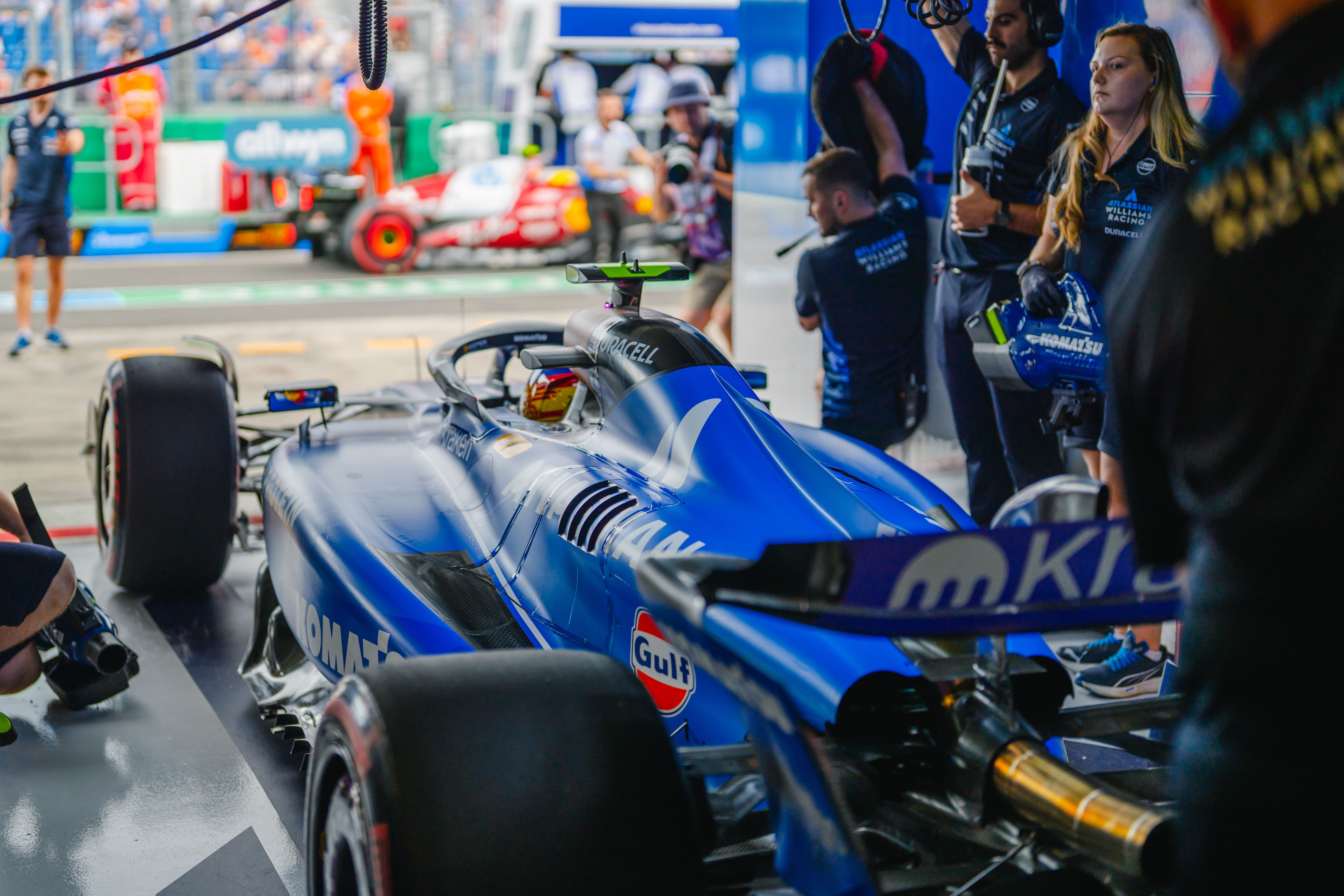 A busy pit lane awaits in Quali