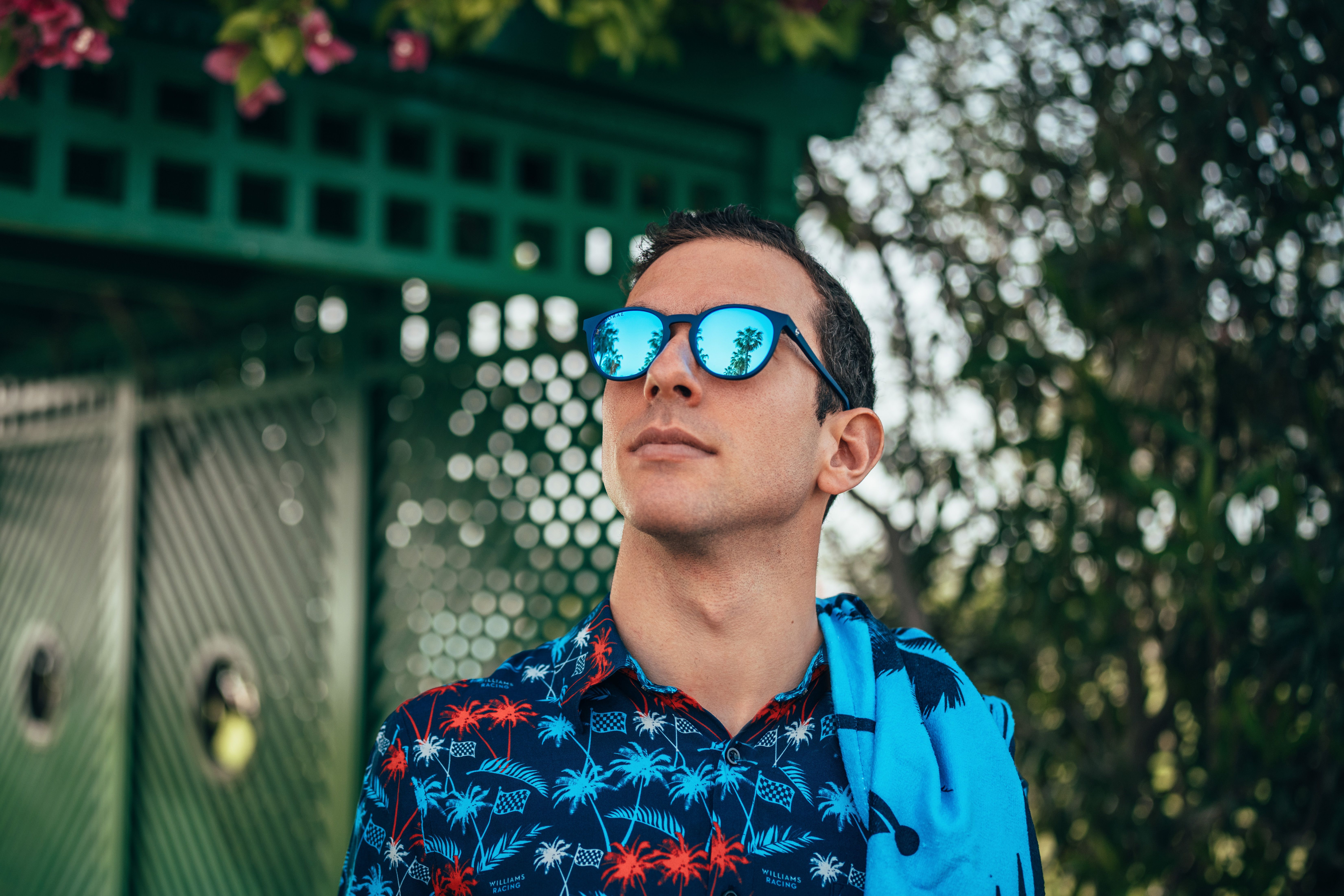 This Coral Eyewear colour coordination is on point