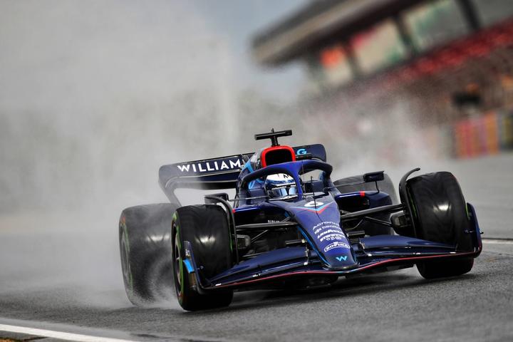 Nicholas Latifi driving the Williams Racing FW44