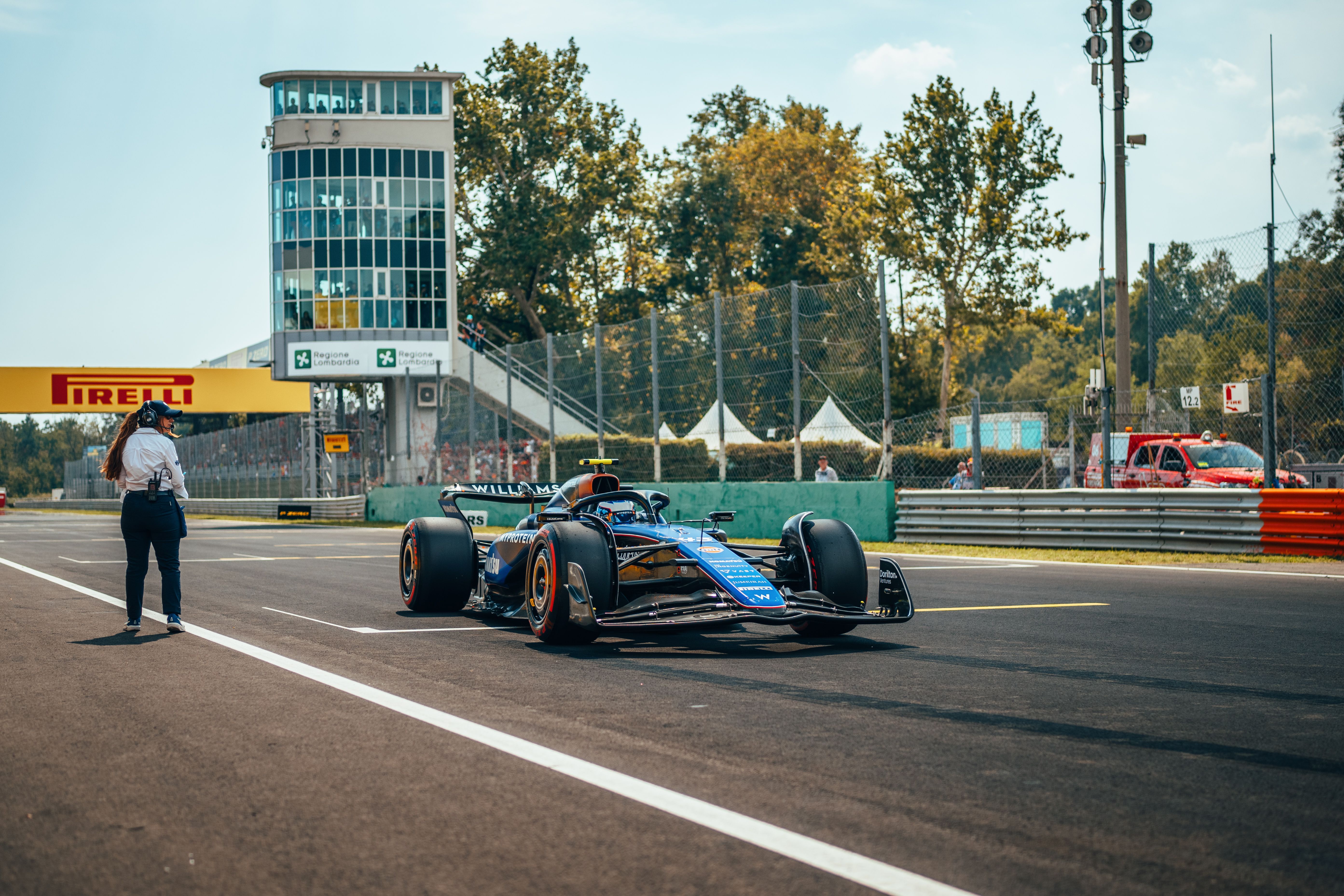 The FW46 cars circle around to the starting grid
