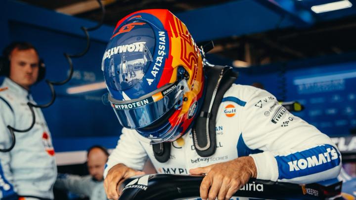 Carlos Sainz's 2025 helmet