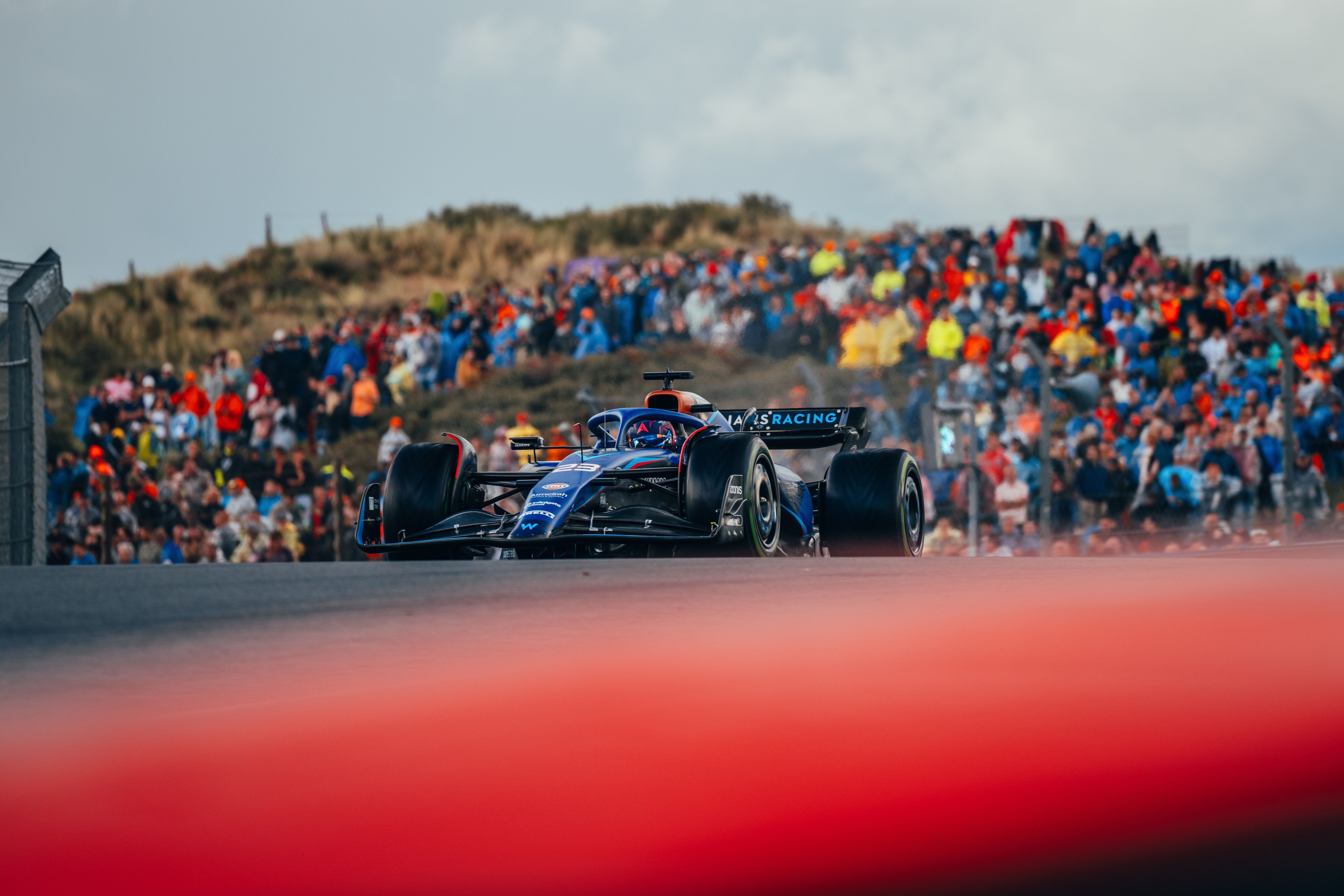 Climbing the dunes to catch a glimpse. Practice done, it’s quali time.