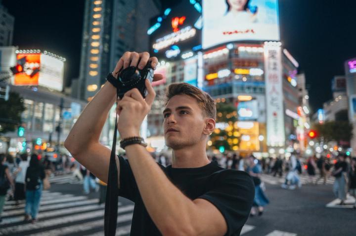 Logan Sargeant takes photo of Shibuya Crossing