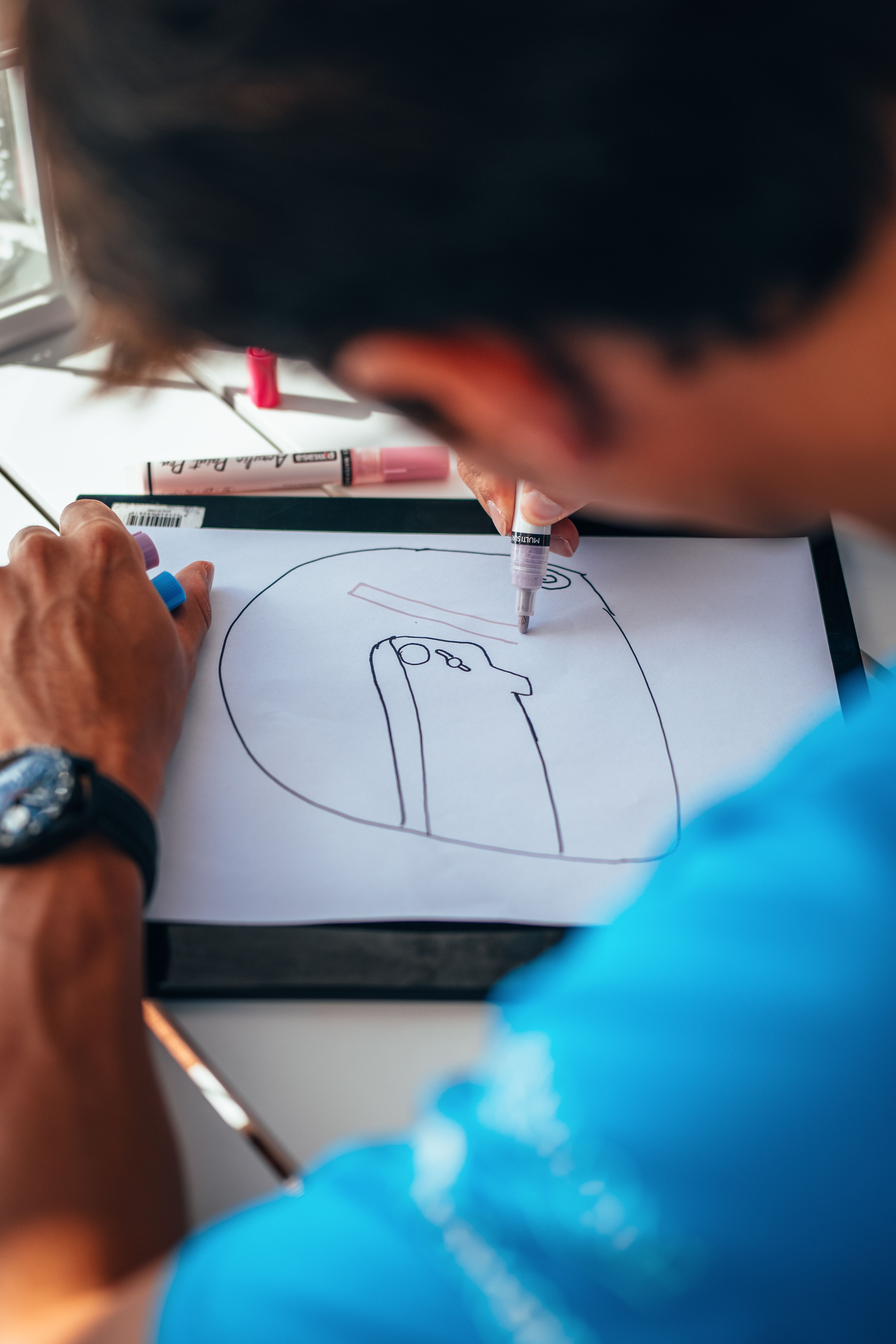 Working on a last-minute redesign to his 2023 lid for the finale.