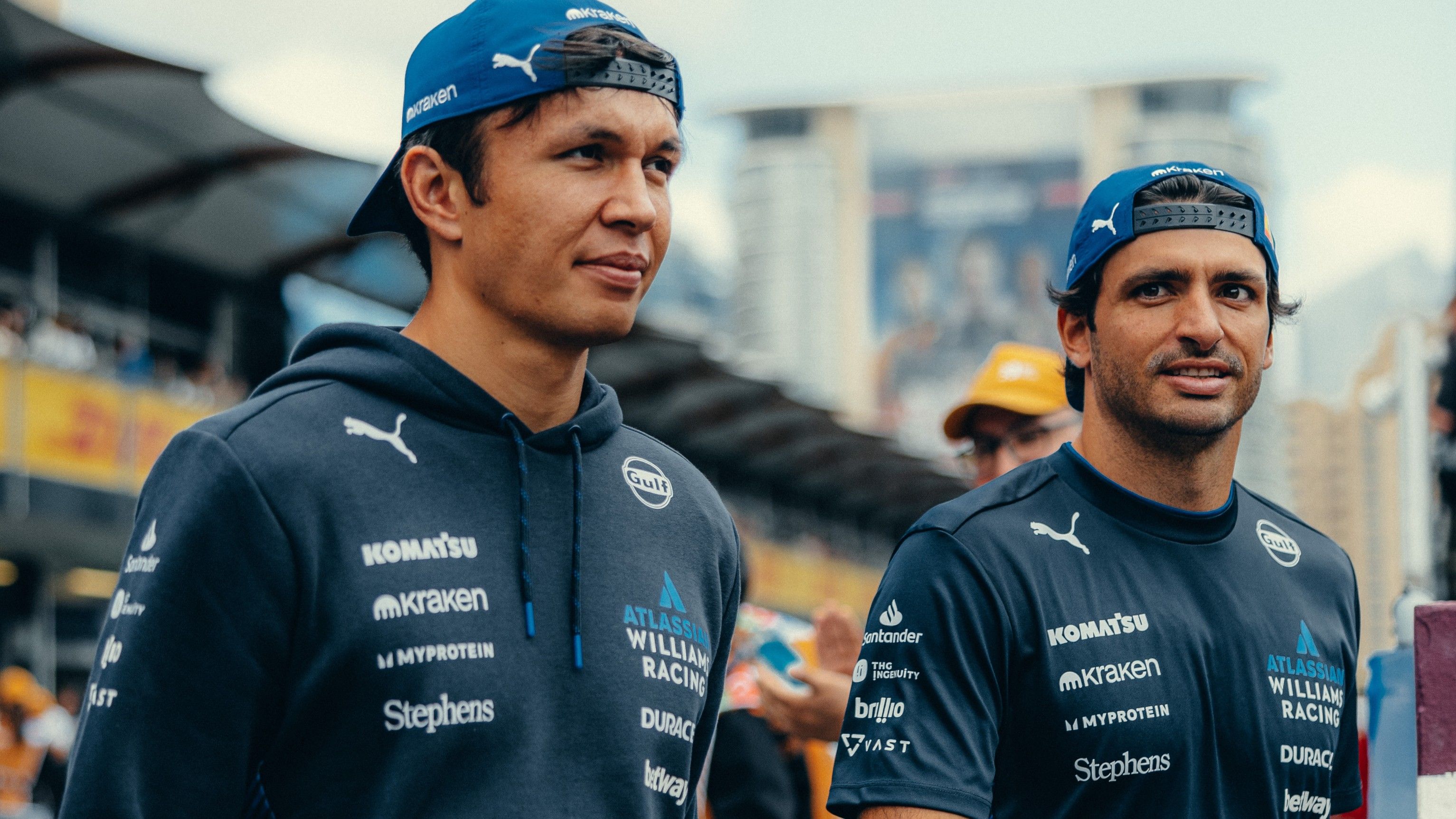 アレックスとカルロスはシンガポールの前に話します