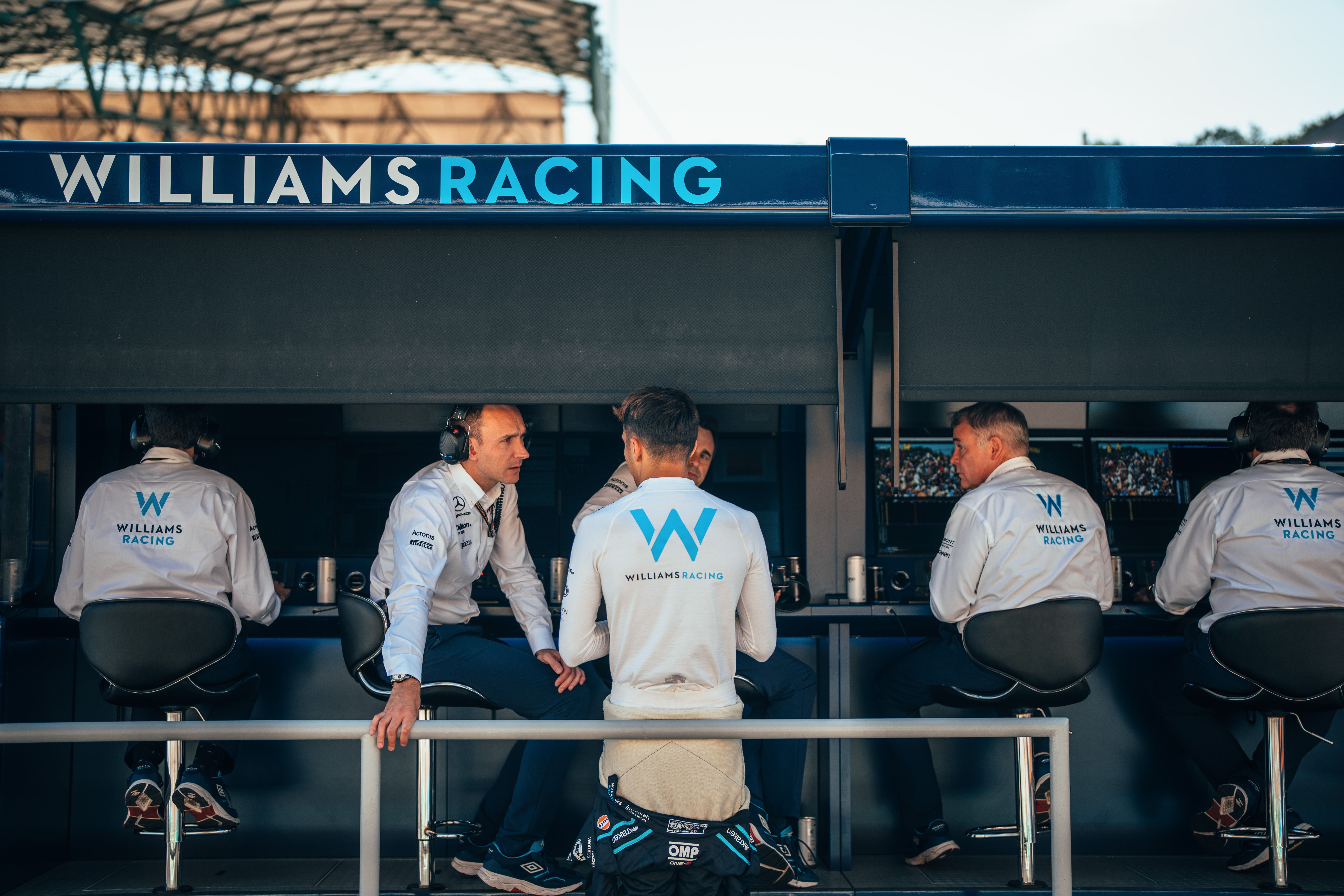 All ears on the pit wall for Alex’s take on FP3.