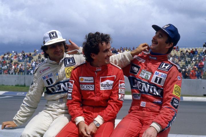Nelson Piquet (L) and Nigel Mansell (R) with Alain Prost ahead of the 1986 Australian GP