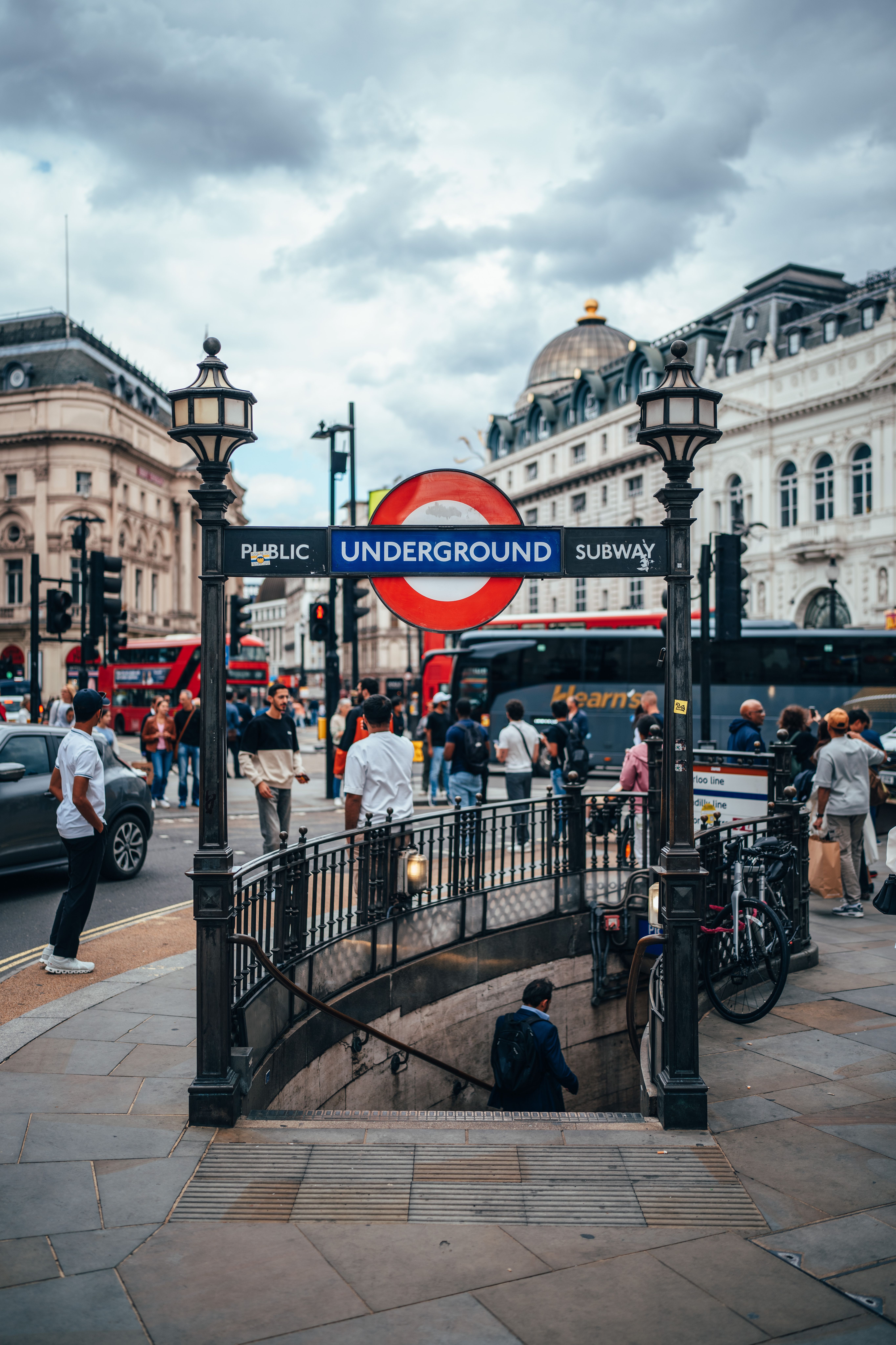 It’s Wednesday at our London Fan Zone with Jamie Chadwick and Alex Albon set to make an appearance.