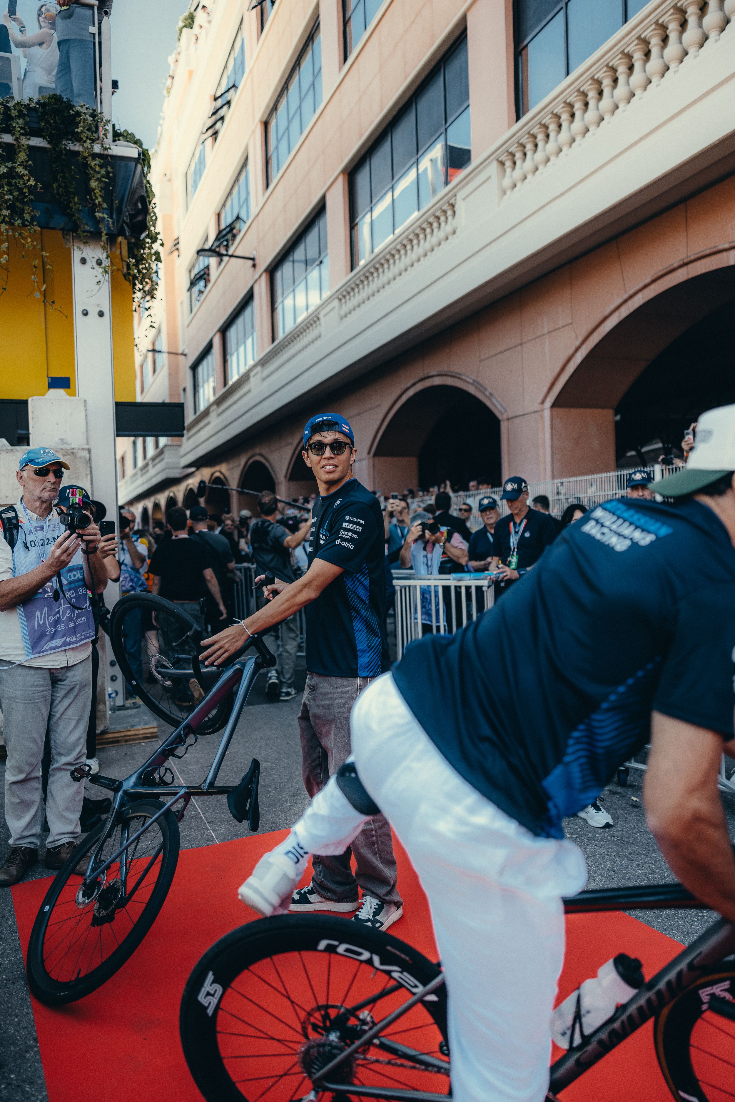 A red carpet arrival for Carbono... and their bicycles