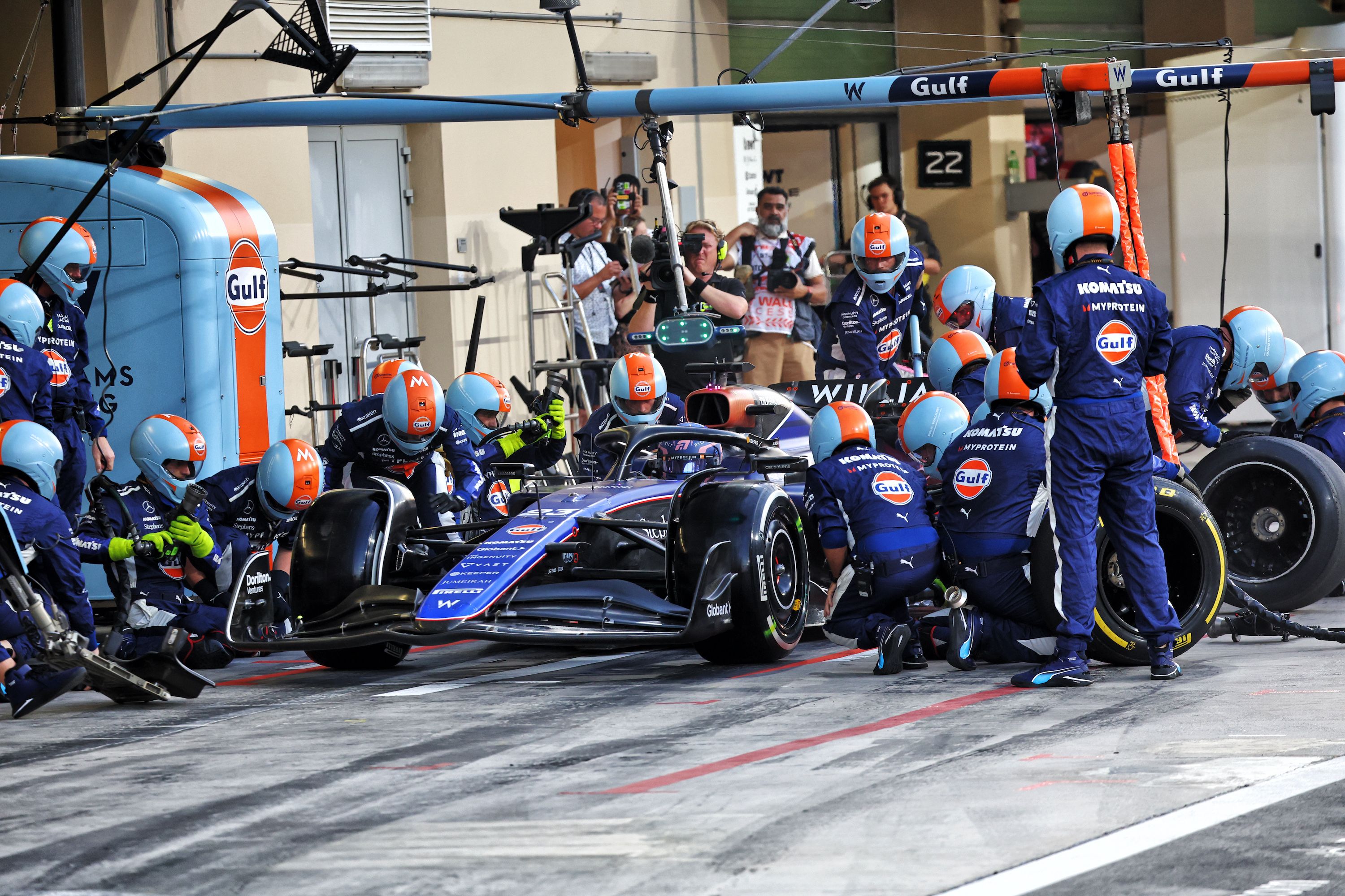 Our crew get fresh tyres on Alex's FW46.