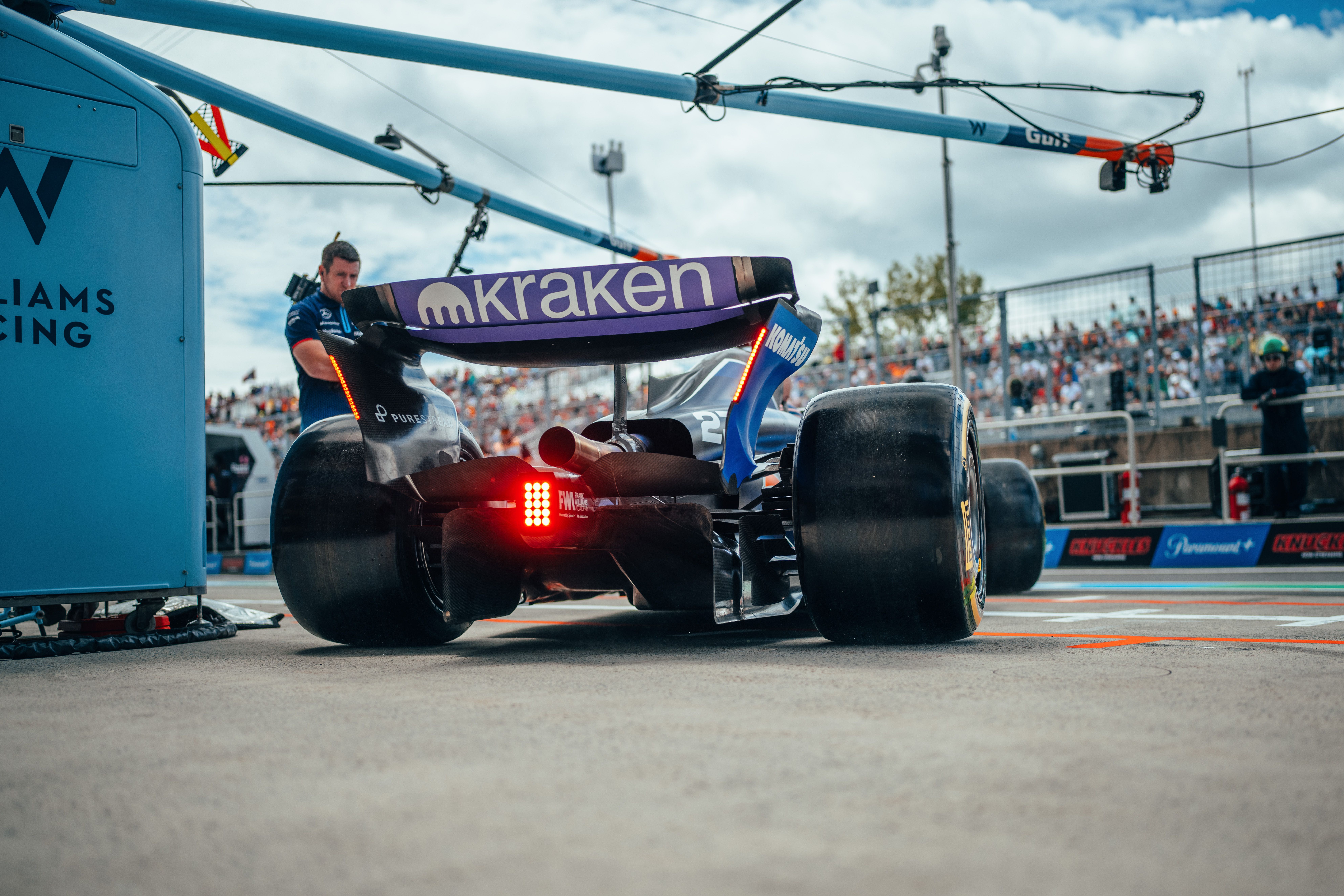 Race-simulation runs with the yellow-walled medium tyre