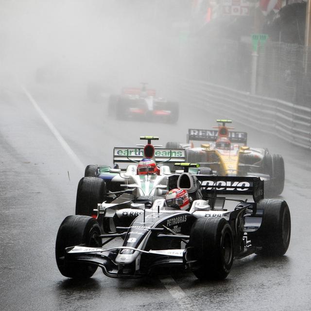Kazuki Nakajima appears from the spray on his way to a P7 finish in ‘08.