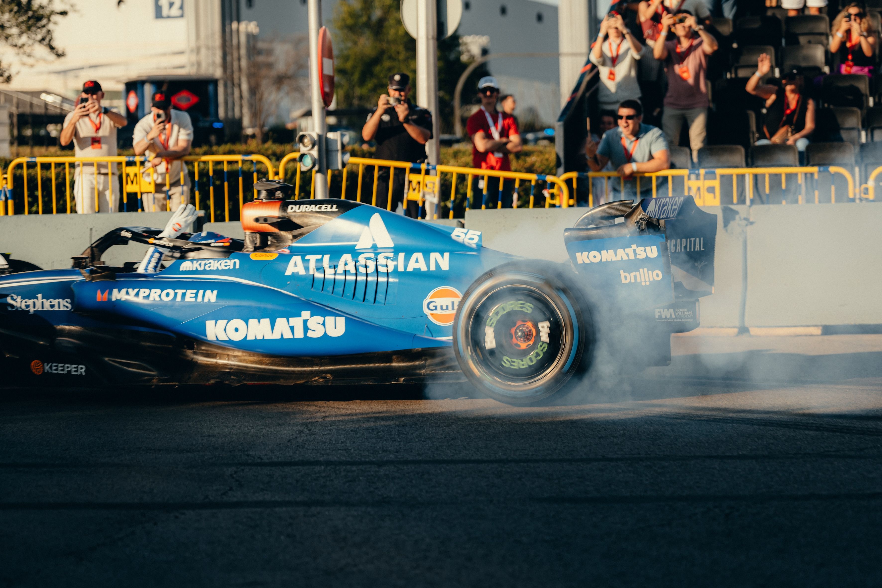 Lighting up the rear tyres.