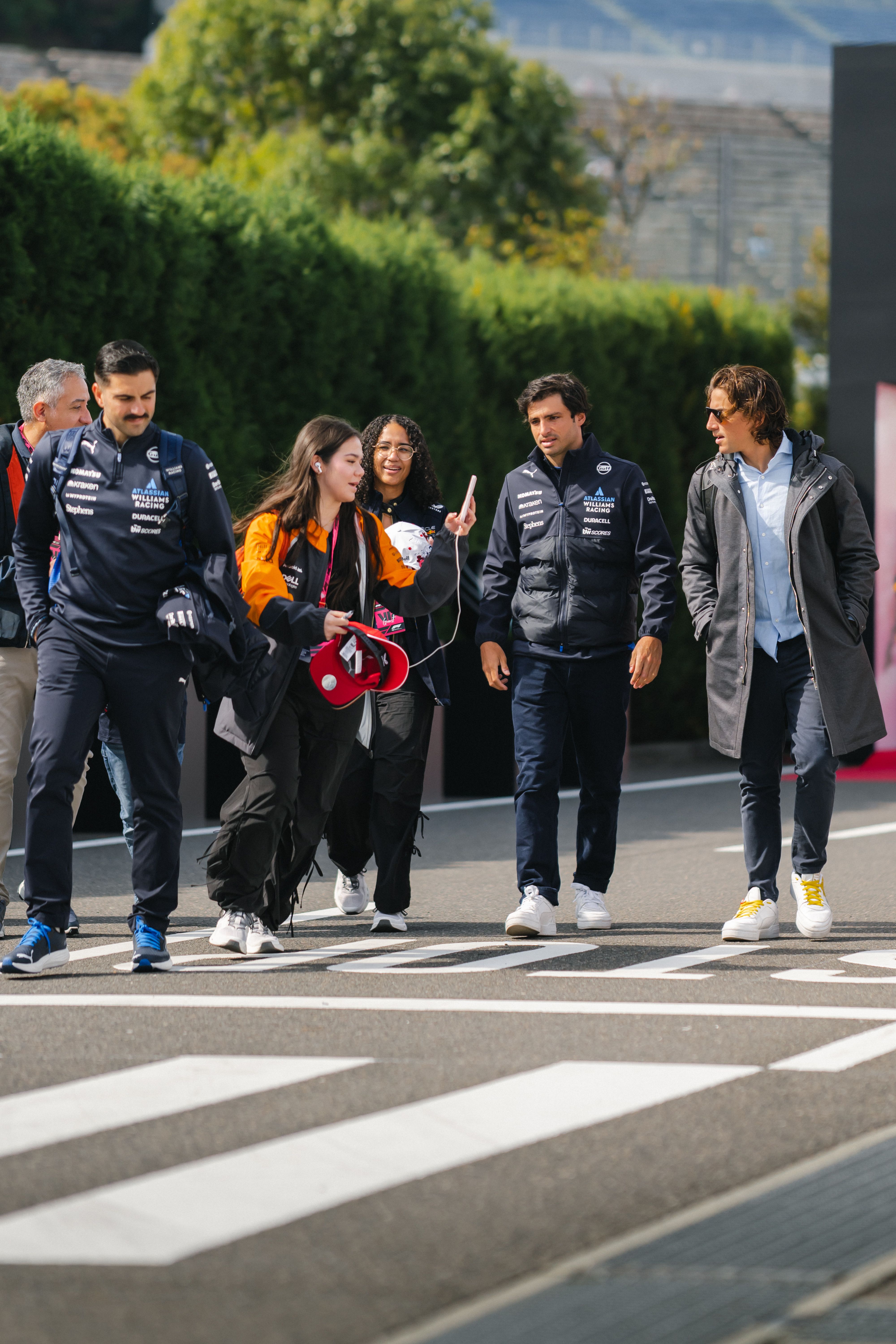 Carlos arrives in the paddock with the attention from fans