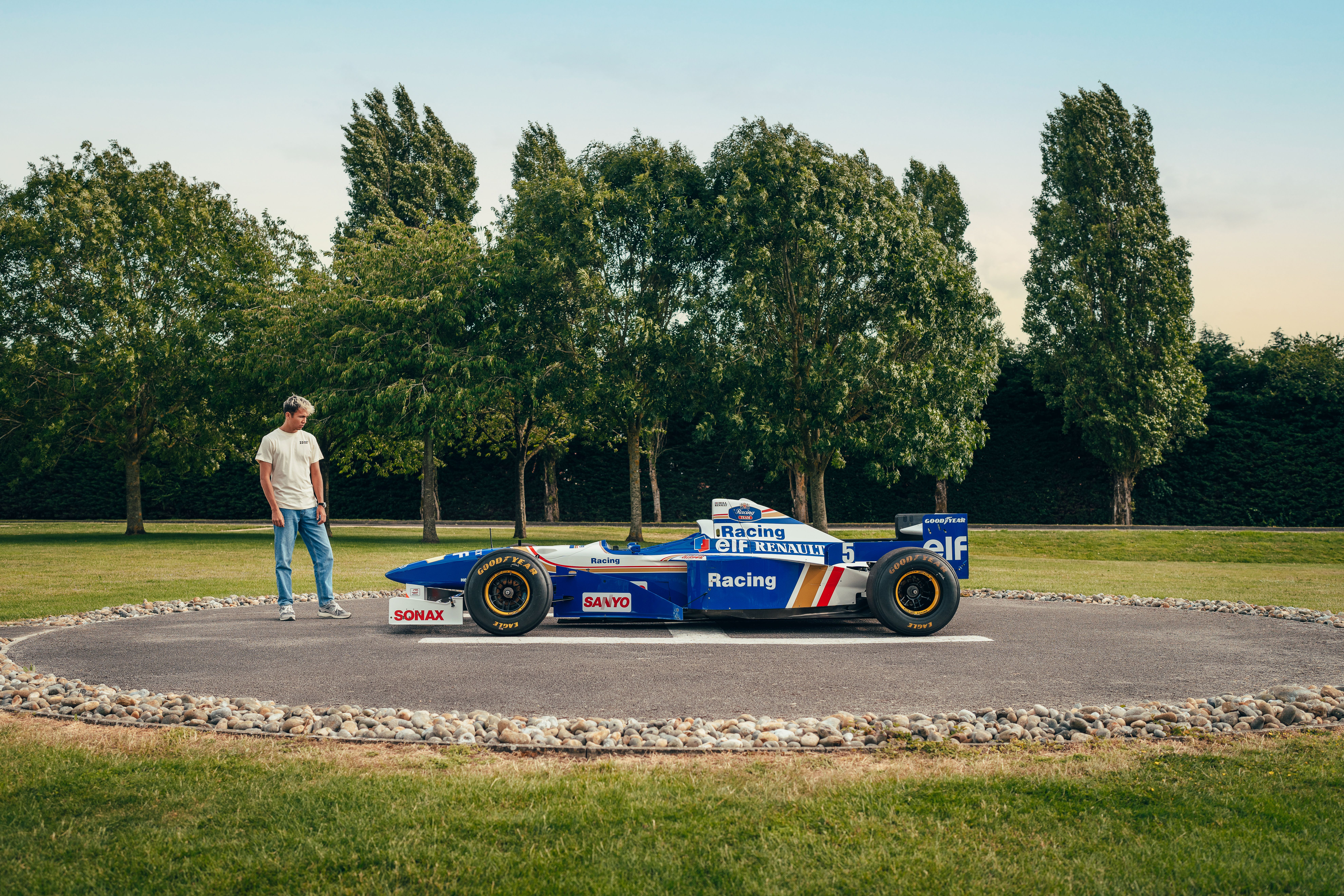 Admiring the championship-winning FW18.