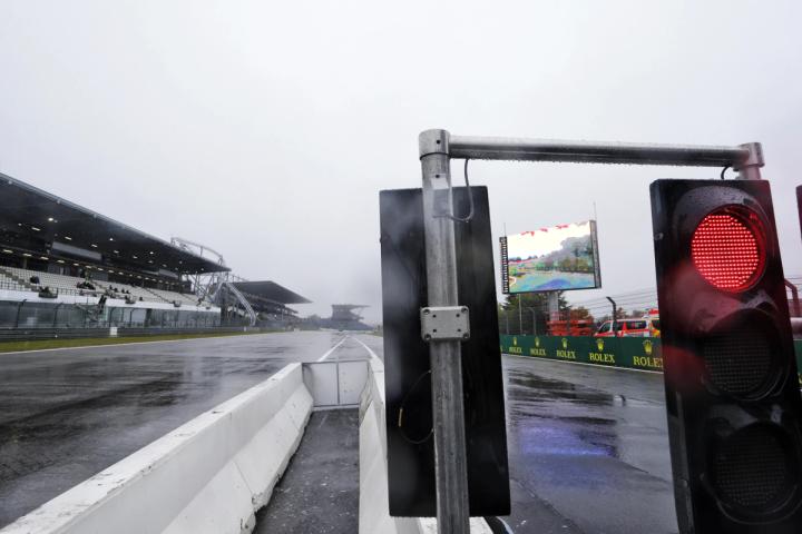 Eifel GP 2020: Red light and flag showing that the session has been suspended