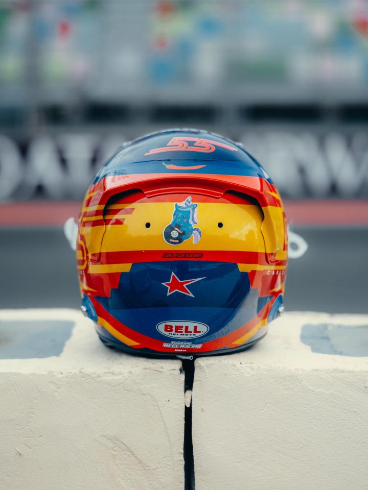 Carlos Sainz's 2025 helmet with unicorn sticker