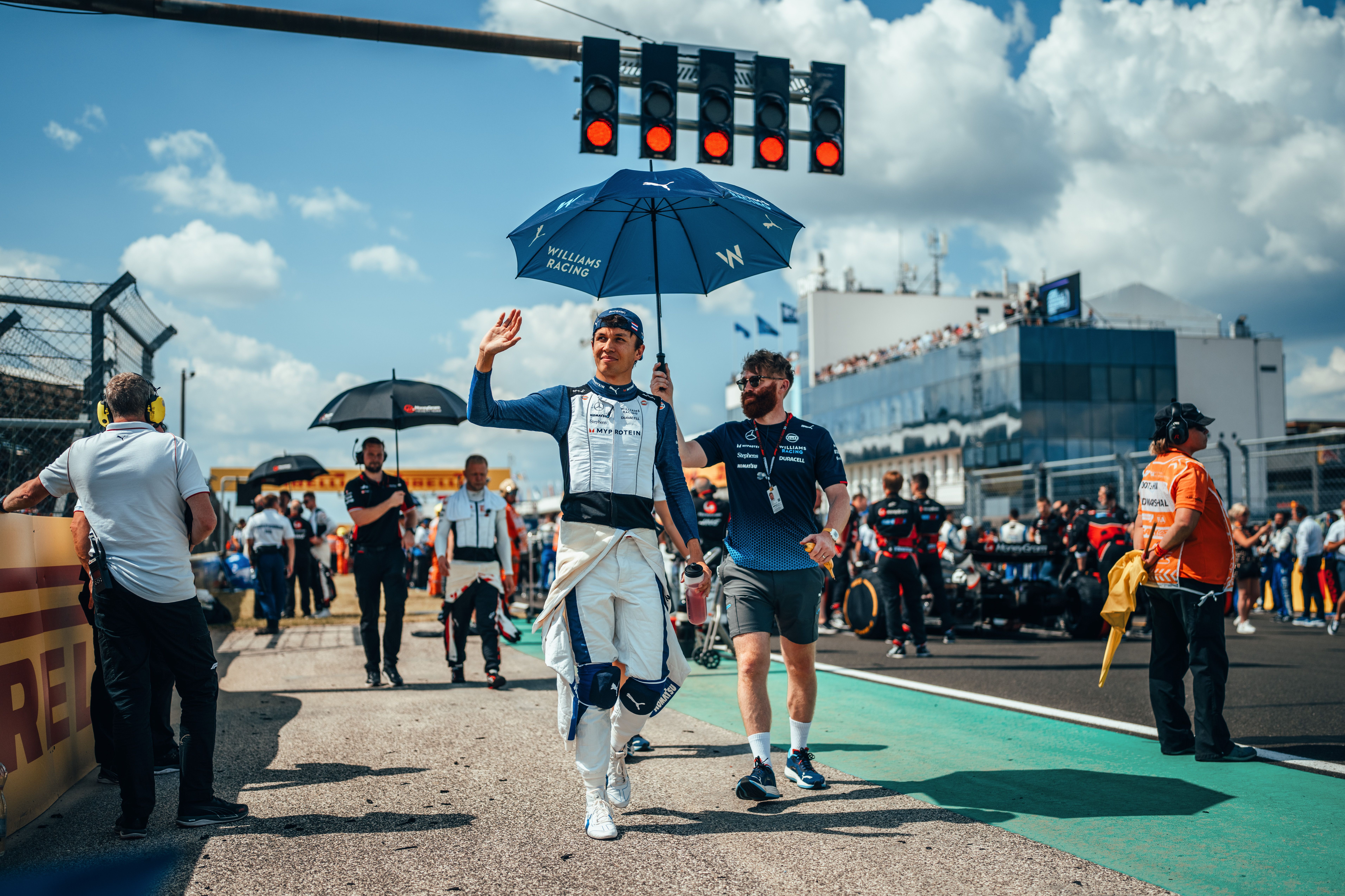 A wave to the fans from Albono