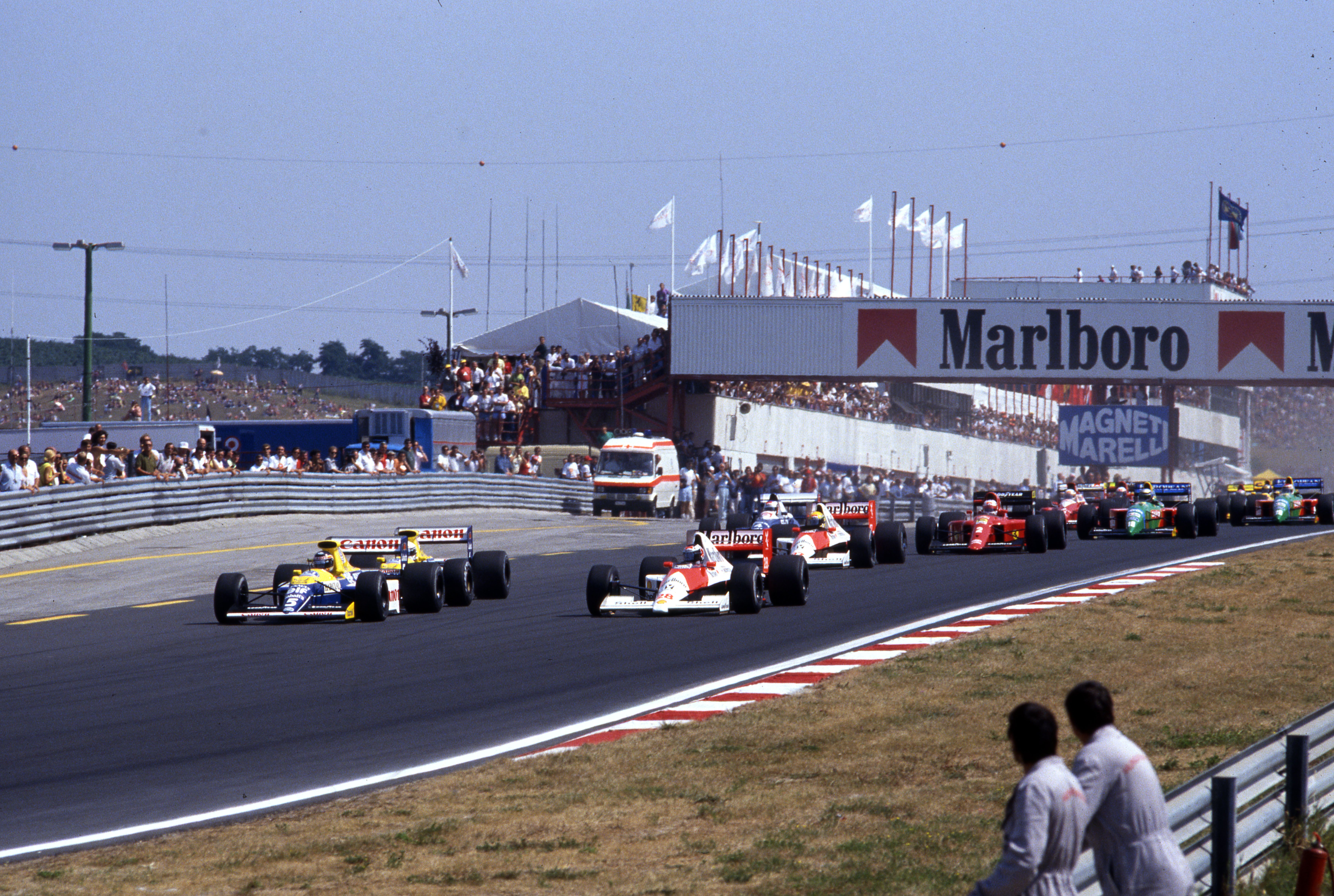 Thierry Boutsen leads the pack away en route to his third and final Grand Prix victory.